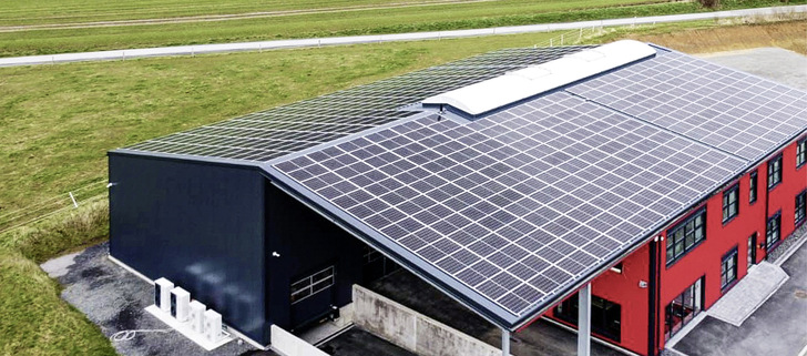  Firmensitz der Sauerländer GmbH mit der PV-Anlage und Wärmepumpen-Außeneinheiten von Hisense