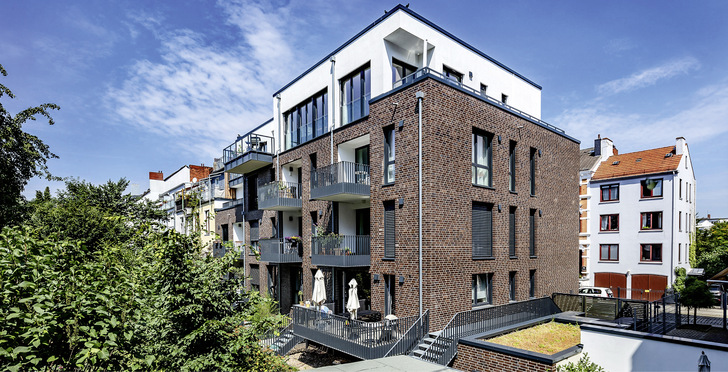  Dieses Mehrfamilienhaus ist mit einer besonders energiesparenden Gebäudeenergietechnik ausgestattet, die eine kostenorientierte und zugleich betriebssichere Wärmeversorgung ermöglicht.