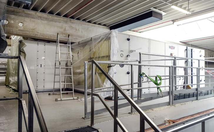  Jeder Zentimeter ausgenutzt: Ein großes RLT-Gerät mit Sondermaßen wurde auf einer Zwischendecke unter dem Dach eingepasst.