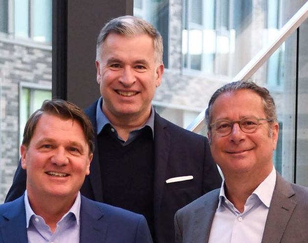  Thomas Schuhmann (li.) ist neuer Division Manager Living Environment Systems. Dror Peled (re.) bleibt weiterhin Deputy Division Manager. Erweitert wird das Management-Team von Mitsubishi Electric, Living Environment Systems durch Gerd Hofer (Mitte) als neuem, weiteren Deputy Division Manager.