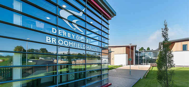  Im Derby College im britischen Morley wurde ein energiesparendes Wärmepumpen-Kaskadensystem von Trane installiert.