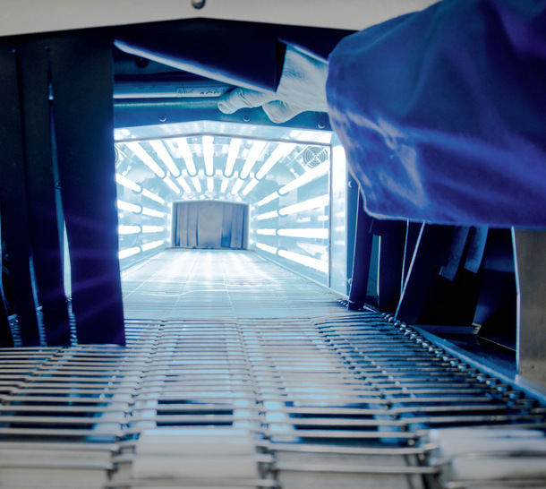  Diese Durchlauf-Desinfektionsanlage eignet sich für unterschiedliche Einsatzbereiche – etwa in Produktionslinien oder Schleusen zur 360°-Desinfektion von Waren, Verpackung oder Equipment.
