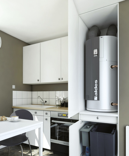  Das Lüftungsgerät AWN T.Flow für bedarfsgeführte Abluftsysteme ist mit einer Warmwasser-Wärmepumpe ausgestattet, die die Abluftenergie für die Warmwasserbereitung nutzt.