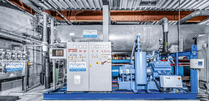 Die neue NH3 -Verdichtereinheit mit moderner Systemsteuerung neben der Manometer­schalttafel (links) der alten Anlage.