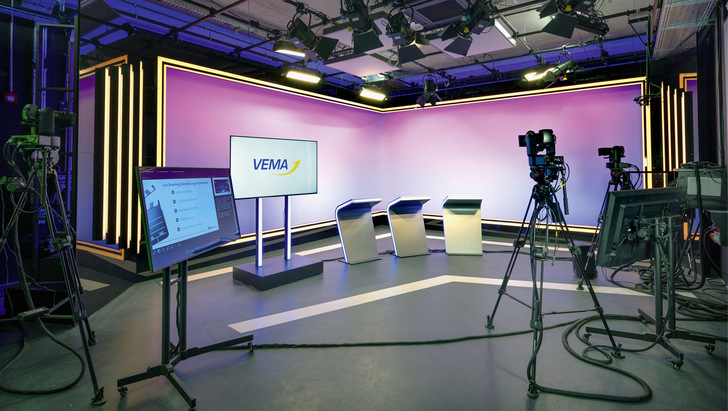 Im VEMA-Konferenzzentrum befindet sich auch ein vollausgestattetes Fernsehstudio zur Produktion von Live-Sendungen und Promotion-Videos.
