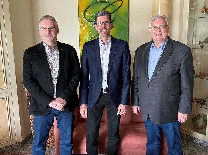  Wiederwahl des ÜWG-Vorstands, v.l.n.r. Olaf Baus (stellv. ÜWG-Vorsitzender), Thomas Kleinehr (Vorsitzender), Karl-Heinz Thielmann (ÜWG-Geschäftsführer)