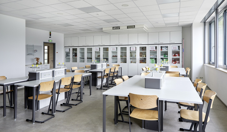 Die leisen Lüftungsgeräte der Serie Duplex Vent von Airflow eignen sich besonders für den Schulbetrieb. Wegen ihres niedrigen Schalldruckpegels werden sie kaum wahrgenommen und die Konzentration nicht gestört. Die dezentralen Geräte lassen sich einfach nachrüsten und je nach Modell zu 1/3, 2/3 oder sogar vollständig in die Zwischendecke integrieren.