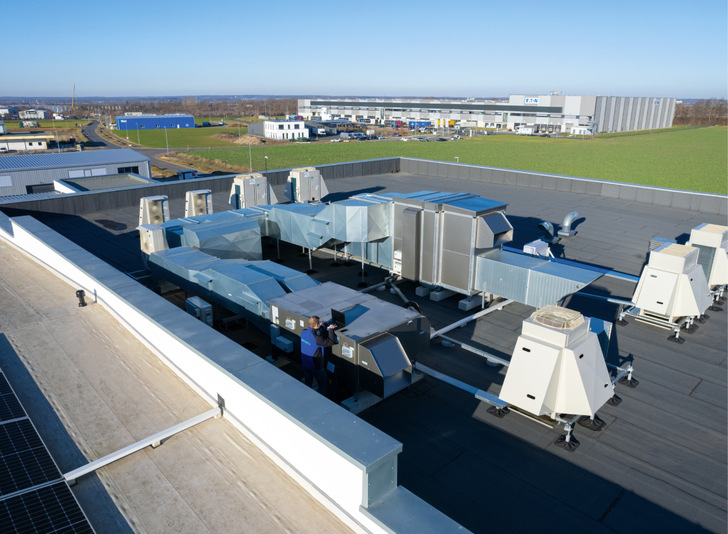 Indem das Lüftungsgerät die Zuluft bereits vortemperiert, wird die Wärmepumpe entlastet. Dabei sind die zentralen Lüftungsgeräte von Airflow mit ihrem hohen Wärmerückgewinnungsgrad von bis zu 90 Prozent ein geeigneter Partner.