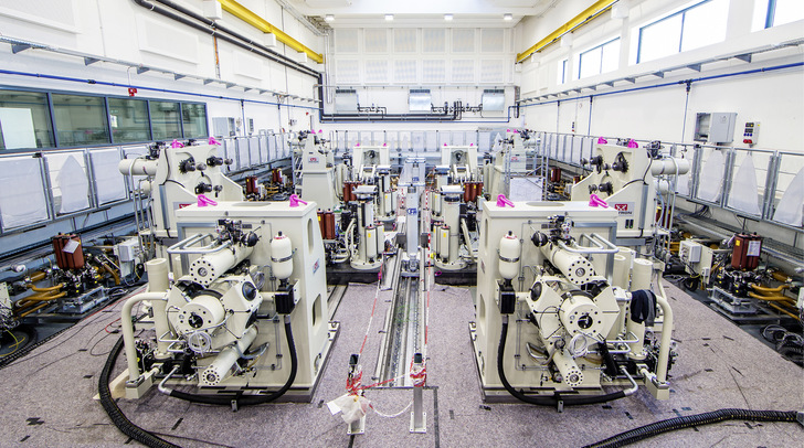 Ein Blick auf den multiaxialen Prüfstand in der Halle.