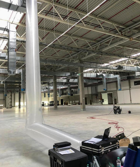 Um die nach der Installation erreichte Dichtheitsklasse ATC   5 zu verbessern, erfolgte eine Abdichtung des Luftleitungssystems mit dem Aeroseal-Verfahren. Hierfür wurde das Abdichtungs- und Messgerät über einen Folienschlauch mit den abzudichtenden Luftleitungssystemen verbunden.