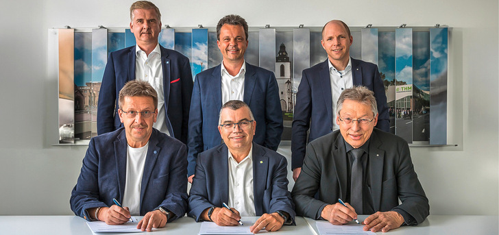 Unterzeichnung des Kooperationsvertrags – untere Reihe: Jörg Peters (Geschäftsführer der Landesinnung Kälte-Klima-Technik), Prof. Dr. Matthias Willems (THM-Präsident), Uwe Hainbach (CCD-Vorstandsvorsitzender), obere Reihe: Michael Gölz (Geschäftsführer der Landesinnung Kälte-Klima-Technik), Prof. Dr. Jens Minnert (Leitender ZDH-Direktor), Christian Schreier (CCD-Hauptgeschäftsführer)