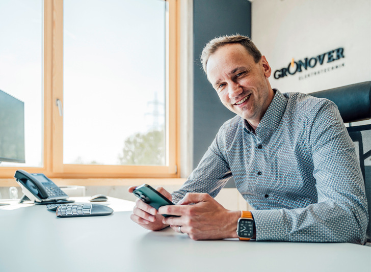 Mit seiner langjährigen Erfahrung als Elektriker und Betriebswirt unterstützt Johannes Gronover Handwerksunternehmer bei der Prozessoptimierung.