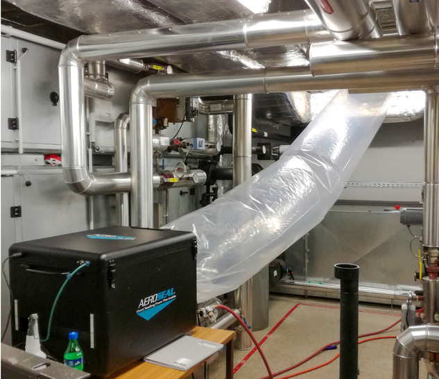 Mit Hilfe eines Folienschlauchs wird das Luft-Dicht­stoff-Gemisch in die abzu­dich­tenden Luftleitungssysteme eingebracht.