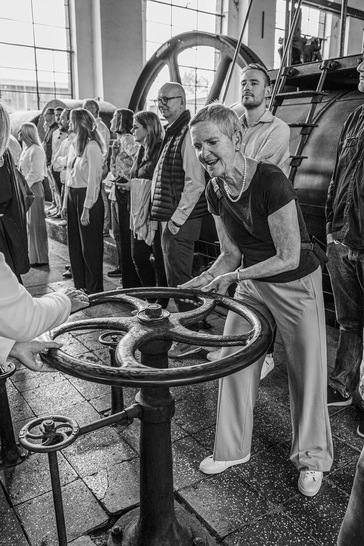 Annegret Vogelsang-Foley, Geschäftsführerin der Vogelsang Klimatechnik GmbH, setzt die Kompressoren im Veranstaltungsort Kokerei Hansa in Betrieb.