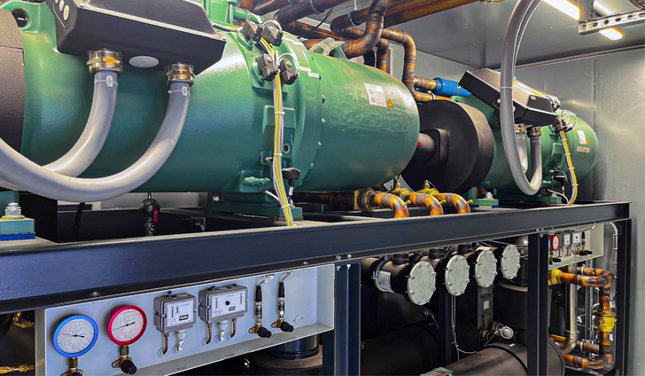 Der Leistungsbedarf der Kälteversorgung ist auf vier identische Kältemaschinen mit je 550 kW Kühlleistung aufgeteilt, die jeweils in einem Container untergebracht sind.