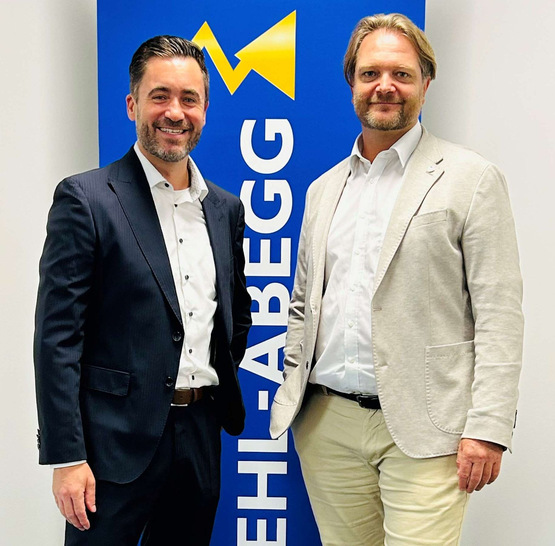 Thorsten Hartl (42, li) steht seit Oktober 2024 an der Spitze von Ziehl-Abegg in Österreich und folgt Kurt Kerschbaummair (re.) nach.