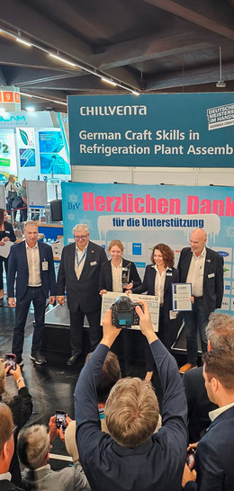 Annett Gregor (2.v.r.) freut sich über den Ausbildungspreis