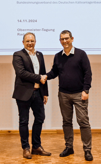 Der Bundesinnungsmeister Björn Sielaff (links im Bild) gratuliert dem neuen 
BIV-Geschäftsführer Torsten March