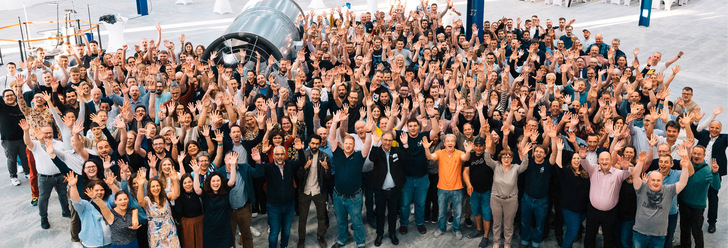 Die Mitarbeitenden der Systemair GmbH feiern das 30-jährige Firmenjubiläum und die erreichten Meilensteine.