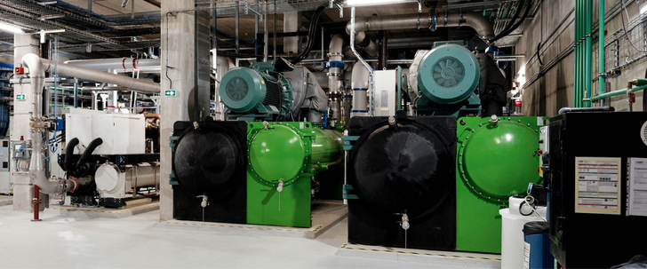 Als zwölftes Kraftwerk im Kältenetz der Stadt Paris deckt diese Anlage den Kühlbedarf der Adidas Arena und der Umgebung.