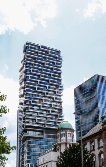 Hoch, markant und mit rauchfreien Flucht- und Rettungswegen im Brandfall: Das One Forty West in Frankfurt wurde mit einer maßgeschneiderten Druckbelüftungsanlage ausgestattet.