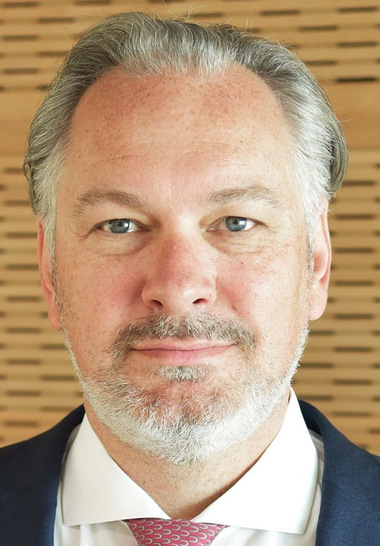 Detlef Neuhaus (59) ist ab dem 2.01.2025 gemeinsam mit Heinz-Werner Schmidt und dem Vorsitzenden der Geschäftsführung, Dr. Kai Schiefelbein, für die Führung der Stiebel Eltron-Gruppe verantwortlich.