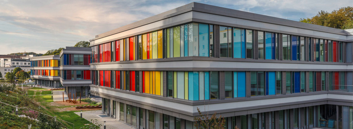 Das Kinderzentrum Bethel in Bielefeld setzt auf eine kindgerechte Außen- sowie Innenarchitektur und wurde mit einer fortschrittlichen Gebäudeleittechnik ausgestattet.