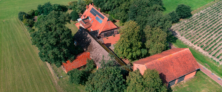 Ein ehemaliger Pferdehof in Niedersachsen wird nun mit Raumwärme und Trinkwarmwasser versorgt, ohne dafür fossile 
Brennstoffe zu nutzen.