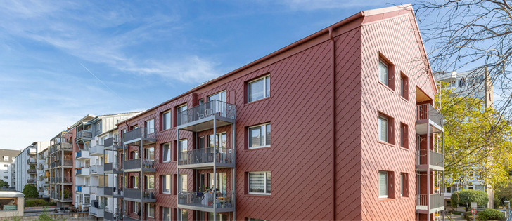 Das 1961 erbaute Mehrfamilienhaus in Köln- Zollstock wurde als Energiesprong-Pilotprojekt ausgewählt und 
entsprechend saniert, u. a. mit Komfort-Lüftungsgeräten ComfoAir Fit 100 von Zehnder.