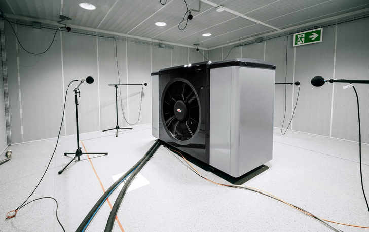 Das Schalllabor von Wolf ist entsprechend der Norm ISO 3744 für Schallleistungsmessungen der Genauigkeitsklasse 2 zertifiziert. Der Schallleistungspegel der Geräte wird entsprechend dieser ISO-Norm mithilfe des Hüllflächenverfahrens mit mindestens neun Mikrofonen bestimmt.