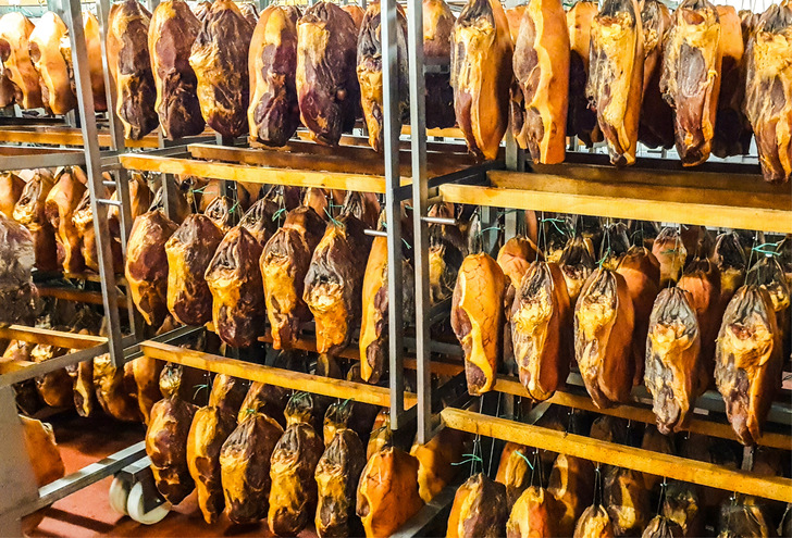 So sieht der Schinken in der Schinkensalzerei und -räucherei August Meschede aus.