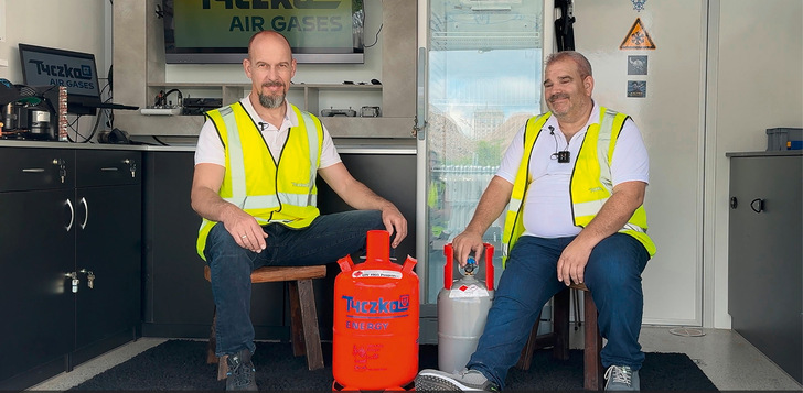 Michael Bumm (links) und Markus Dreier nehmen auf dem Hocker für ein Gespräch im Klubmobil Platz.