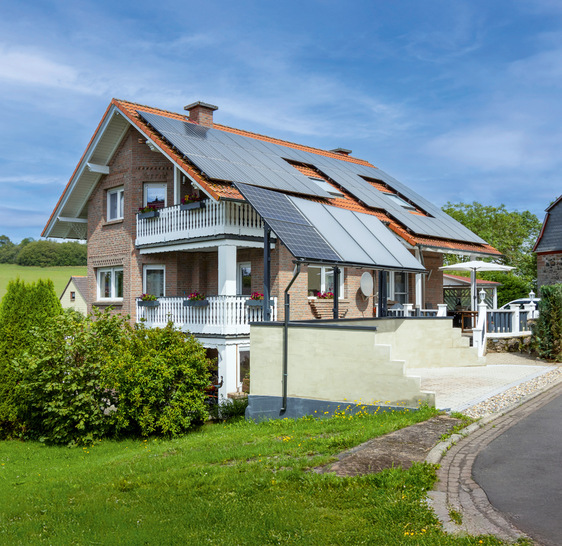 Mit einer Kombination aus Wärmepumpe, Solarthermie, Fotovoltaik und Brennholzöfen spart dieses 25   Jahre alte Einfamilien-Wohnhaus nun pro Jahr etwa 1000   Euro Kosten ein.