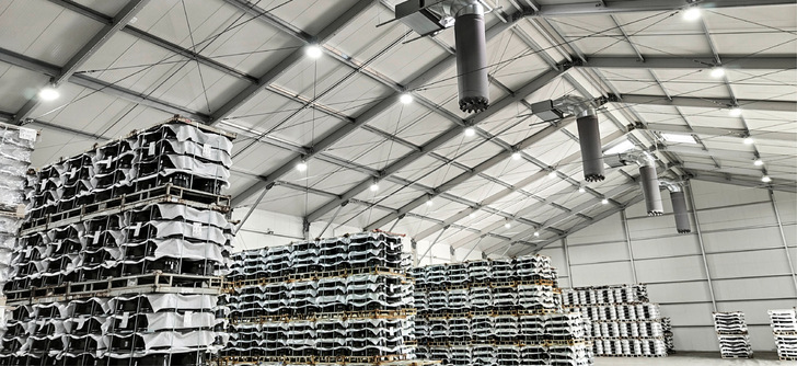 Kanalgeräte mit speziellen Luftsäcken bewirken eine gleichmäßige Luftverteilung in der Lagerhalle.