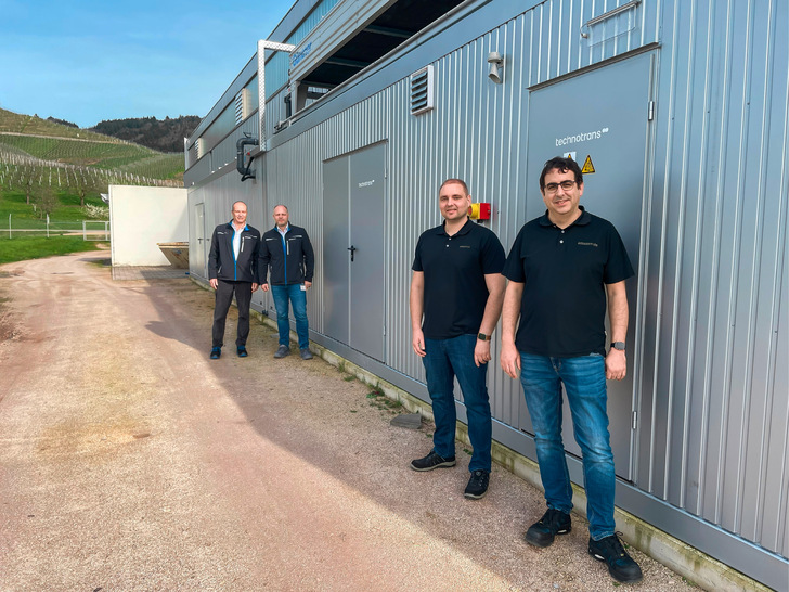 Teamwork (v.l.): Für Andreas Glaser und Tobias Szargan (beide Schaeffler) sowie Tobias Escher und Stephan Untraut (beide technotrans SE) war ein Übersee-Container als Technikraum die optimale Lösung.