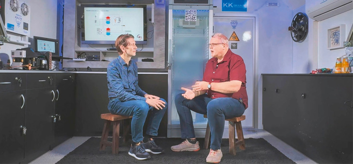 Ralf Dunker (l) und Walter Diebel (r) sprechen über Abwärmepotenziale.