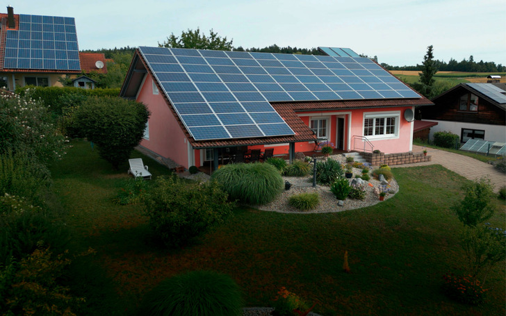 Die Solarthermieanlage – über der PV-Anlage montiert - mit Unterstützung der Wärmepumpe sorgt immer zuerst dafür, dass der 300-l-Warmwasserspeicher 24 Stunden pro Tag mindestens auf 50 °C aufgeheizt ist.