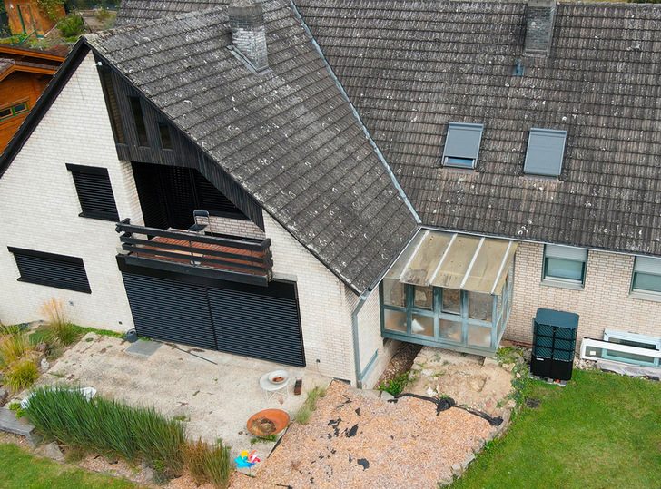 In diesem Mehrfamilienhaus aus dem Baujahr 1980 wurde die alte Ölheizung durch eine Wärmepumpe Zewo Lambda EU20L von Zewotherm ersetzt, im Bild vorne rechts zu sehen.