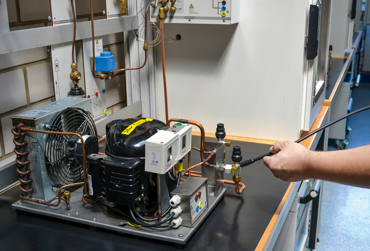 Die Häufigkeit der Lecksuche richtet sich nach der Füllmenge bzw. nach dem CO2 -Äquivalent der Anlage.