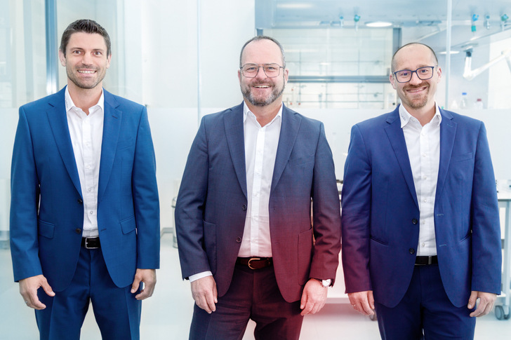 Dr. Gunther Wobser (Mitte), Geschäftsführender Gesellschafter bei Lauda, setzt auf die bewährte Zusammenarbeit mit Felix Heinrich-Bignasse (li.) und Enrico Bossart (re.).