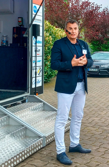 Bei der Firmenfeier 2024 sprach Butke auf seine lockere Art zu den Mitarbeitern.