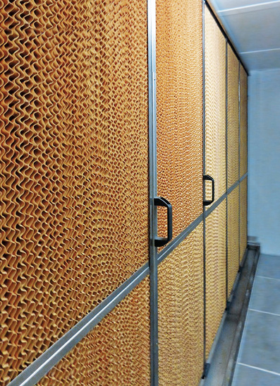 Wabenbefeuchter-Einbau zur FCKW-freien Gewinnung von Kälte ohne Kälteanlage (indirekte Verdunstungskühlung).
