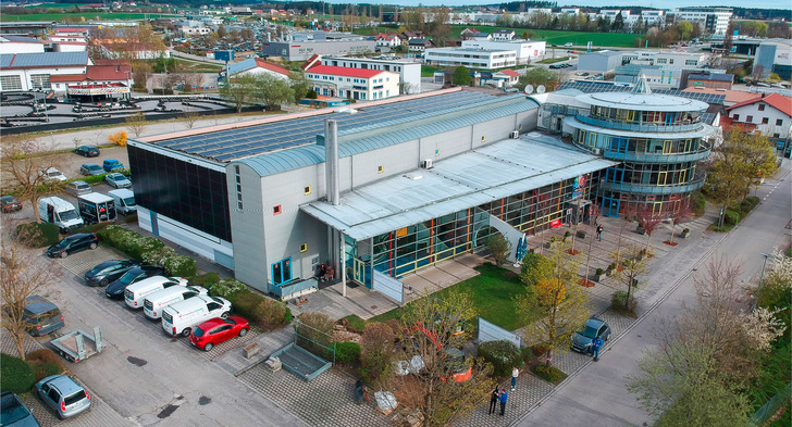 Das Cineplex-Kino in Vilsbiburg ist nach einer Modernisierung der Lüftungs- und Klimatechnik zu rund 50 Prozent energieautark. Unter anderem wurde eine Wärmepumpen-Kaskade von Wolf installiert.