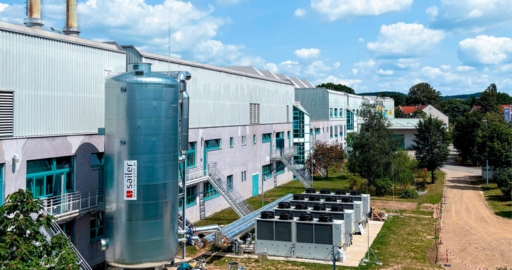 Eine Großwärmepumpen-Anlage von Enerblue wird für die klimafreundliche Wärmeversorgung einer Instandhaltungs-Werkhalle eingesetzt.