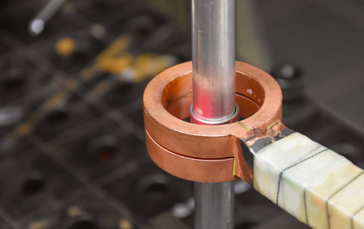 Löten ohne Flamme klappt sogar bei ­Aluminium-Verbindungen. Das Zielgerät des verwendeten Pyrometers ist an dem roten Laserpunkt auf der Lötstelle zu erkennen.