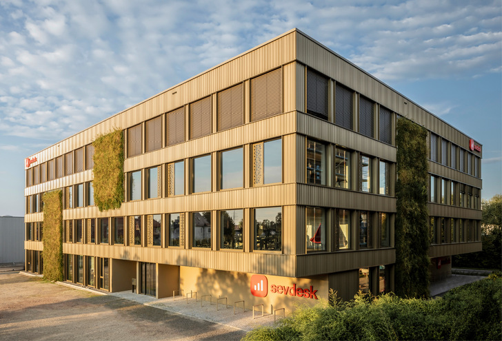 Der Softwareanbieter sevdesk errichtete ein neues Bürogebäude in Offenburg, das ­Anforderungen an eine moderne, nachhaltige und hybride Arbeitswelt  gerecht wird.