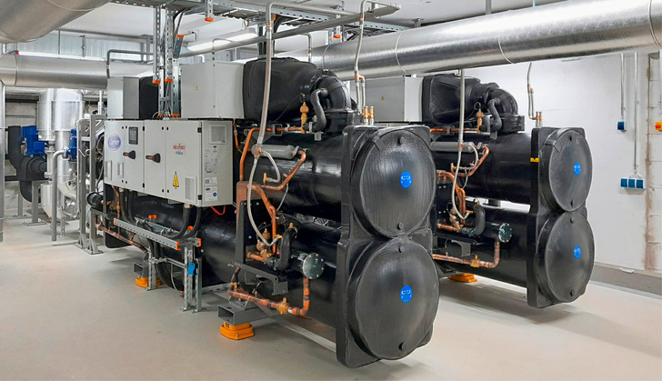 Zwei Hochtemperatur Wasser/Wasser-Wärmepumpen von Carrier wandeln die Abwärme des Rechenzentrums in nutzbare ­Heizenergie für das kommunale Fernwärmenetz um.