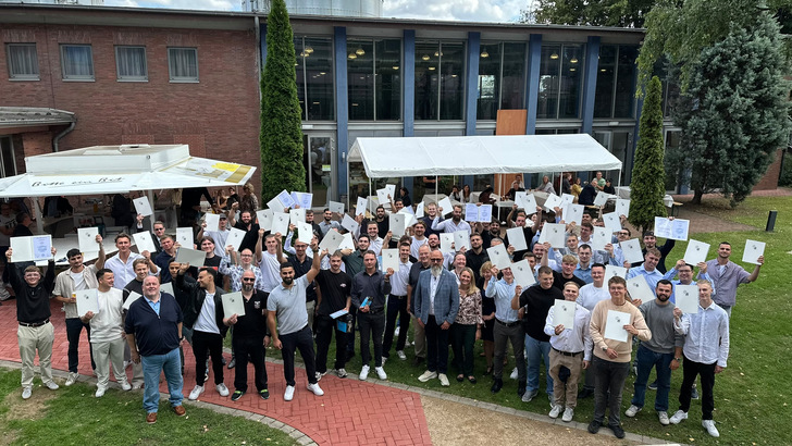 Die neuen Gesellen mit ihrem Gesellenbrief.