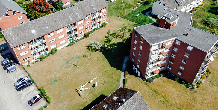 Von Öl über Gas zur nachhaltigen Wärmepumpentechnik: Der dreiflügelige 5-Geschosser rechts vorn steht exemplarisch dafür, wie sich die Heiztechnik in den vergangenen mehr als 60 Jahren verändert hat.