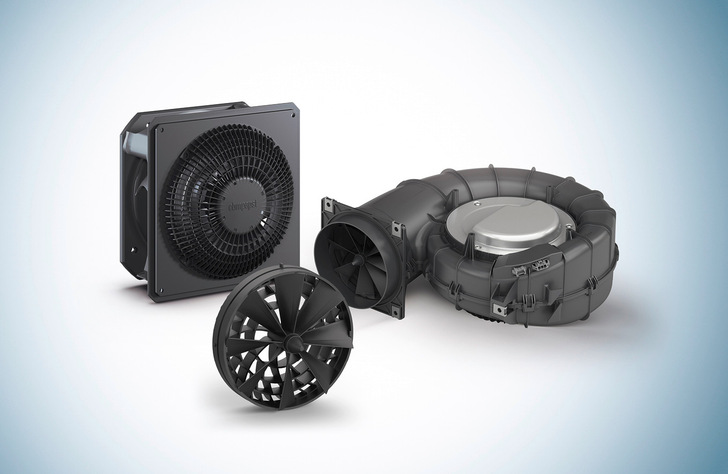 Diese Ventilatoren eignen sich speziell für die zentrale Wohnraumlüftung: Links der RadiCal 2, rechts der RadiCal im Spiralgehäuse. Das Flügelradanemometer (vorne) gibt es nun auch in vier Baugrößen als einzelnen Messaufnehmer für den Einbau in ein Lüftungssystem.